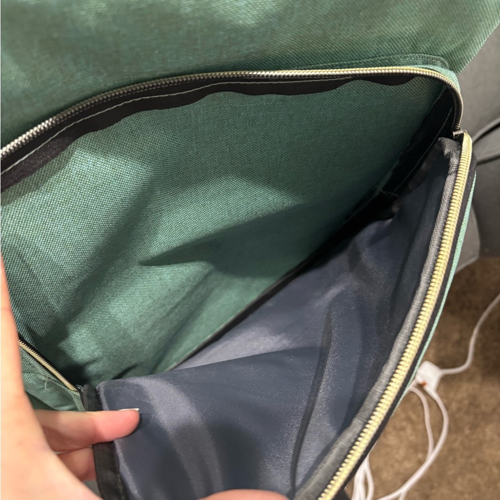 Ronyes Men's Green and Brown trim Backpack laptop plug in - Picture 7 of 11